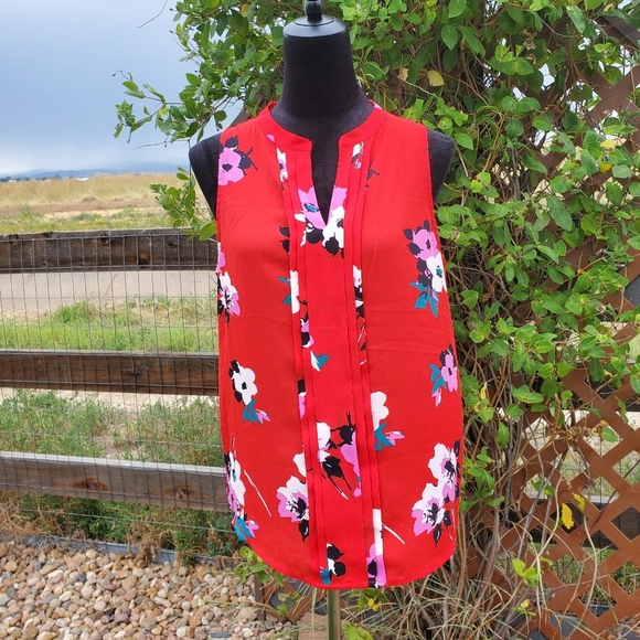 41 Hawthorn Breyson Pleat Detail Women's Blouse | Tropical Floral Red | Medium - Picture 8 of 15